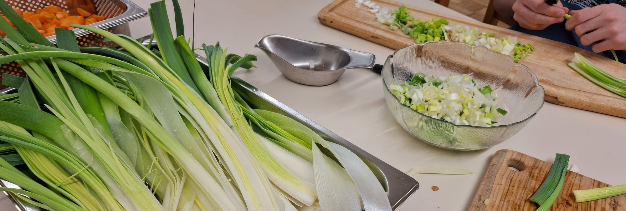 Gemüse rüsten am Suppentag KUW 8
